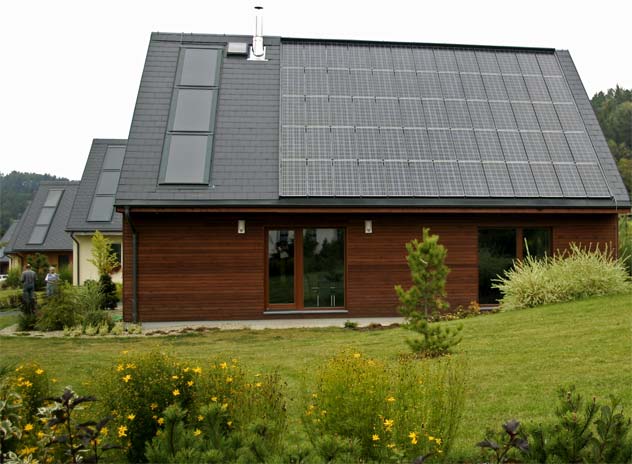 Kombinácia solárnych kolektorov a fotovoltaických panelov pre rodinný dom